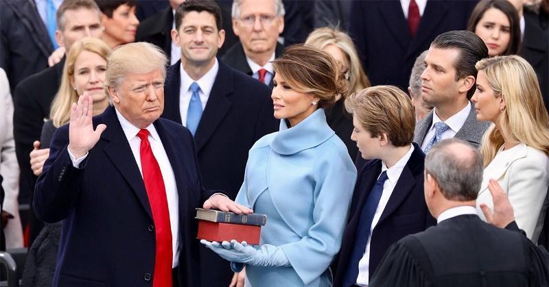 President+Trump+sworn+in+on+Abraham+Lincolns+bible+and+his+own+held+by+his+wife%2C+Melania+Trump