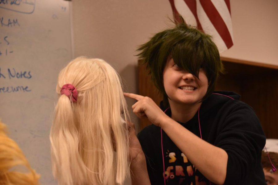 Jordan Dallmeier, club president, teaches the club how to use wigs during the Oct. 4 meeting where new members learn cosplay.