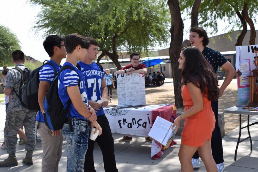 Academic Decathlon members promote their club to prospective students