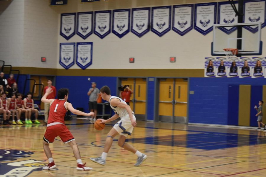 Michael+Simcoe%2C+sophomore%2C+dribbles+the+ball+up+the+court+with+determination.+
